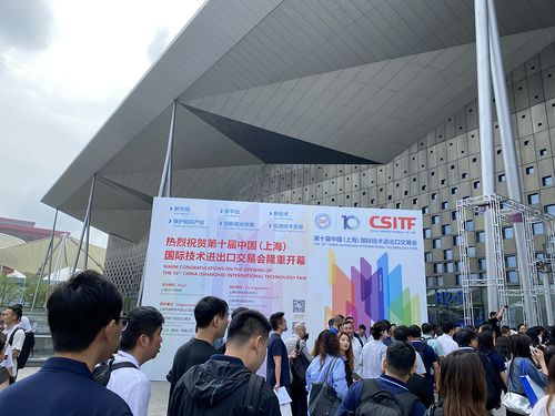 人形机器人步行亮相上交会，会笑会眨眼技术正在突破